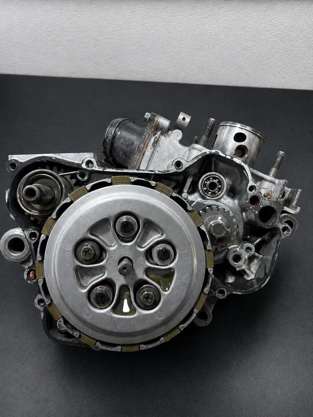 Motor v delavnici AF Racing Garage