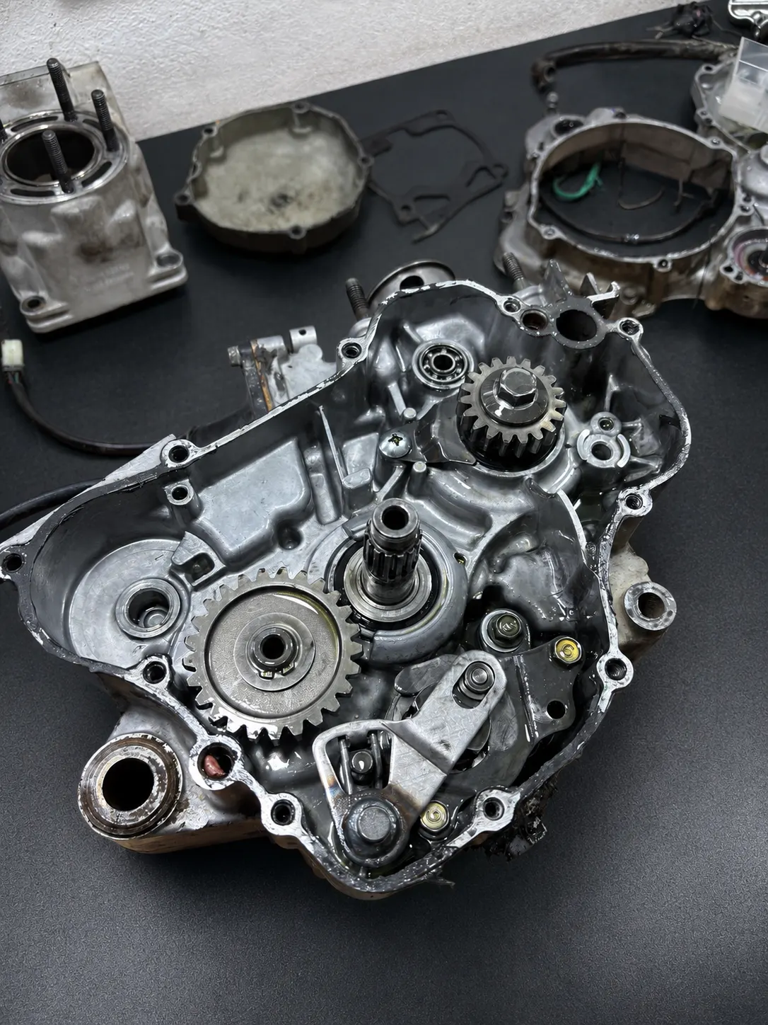 Servis motorja v AF Racing Garage